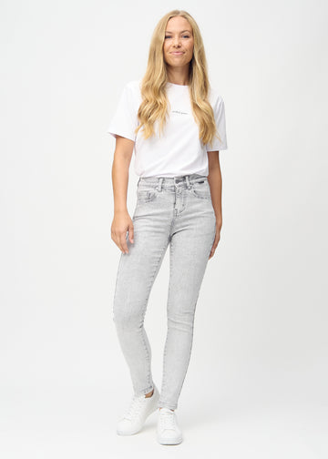 Ganzkörperbild eines Models in hellgrauem Denim slim jeans.