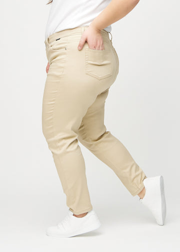 Slim-Jeans für Damen in Beige, Farbe Gazelles. Seitenansicht an einem Plus-Size-Model.