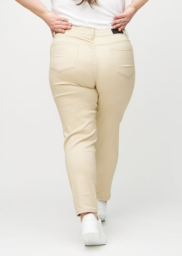 Slim-Jeans für Damen in Beige, Farbe Gazelles. Rückansicht an einem Plus-Size-Model, die gesamte Passform ist zu sehen.