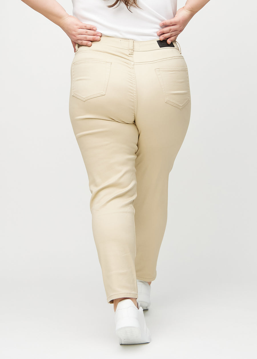 Slim-Jeans für Damen in Beige, Farbe Gazelles. Rückansicht an einem Plus-Size-Model, die gesamte Passform ist zu sehen.