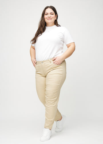 Slim-Jeans für Damen in Beige, Farbe Gazelles. Ganzkörperansicht eines Plus-Size-Models in den Jeans.
