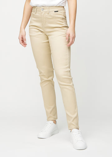 Slim-Jeans für Damen in Beige, Farbe Gazelles. Vorderansicht an einem Model, körpernah geschnitten mit etwas mehr Platz am Knöchel.