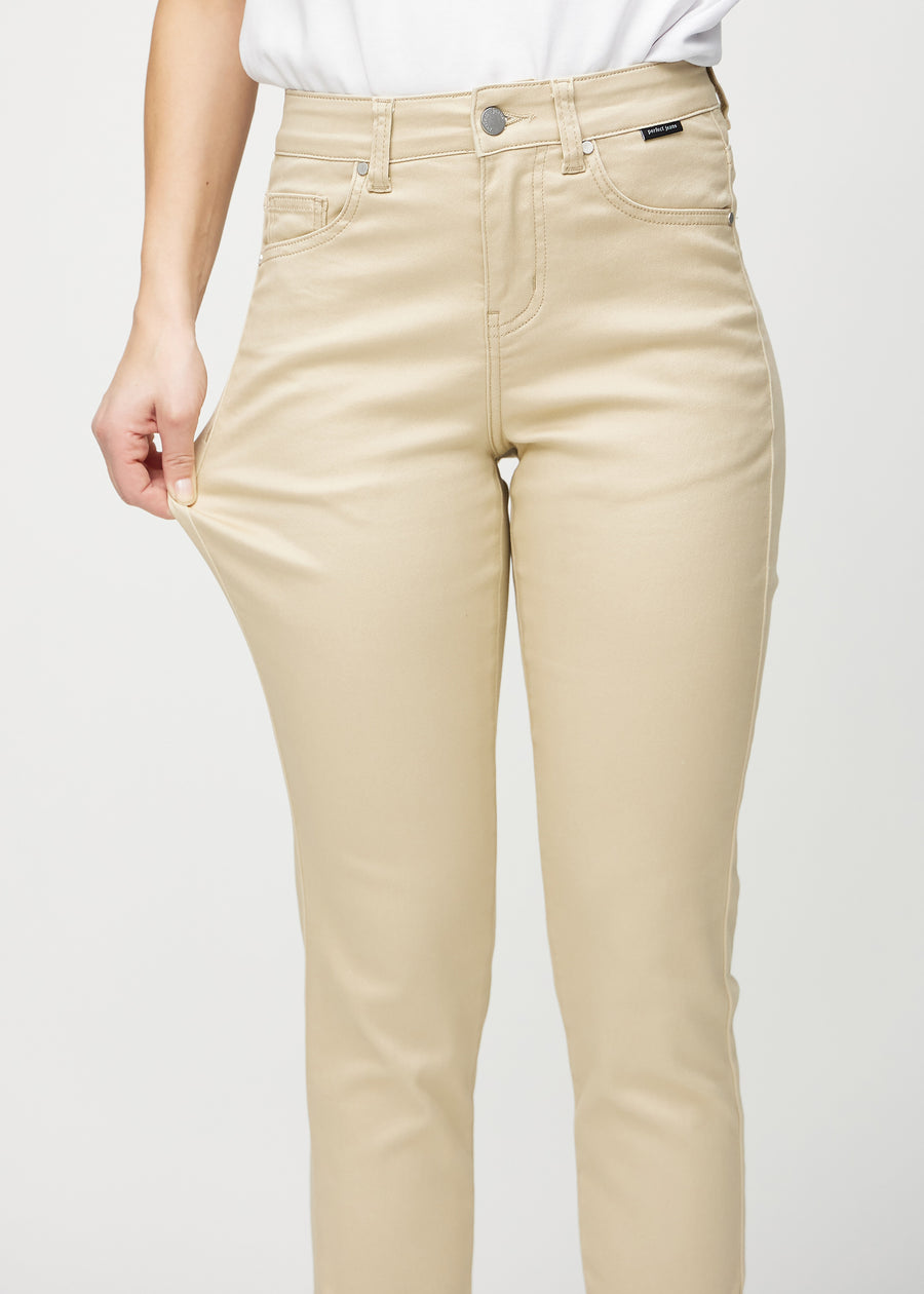 Slim-Jeans für Damen in Beige, Farbe Gazelles. Ein Model zieht am Jeansstoff am Oberschenkel, um den Stretch zu zeigen.