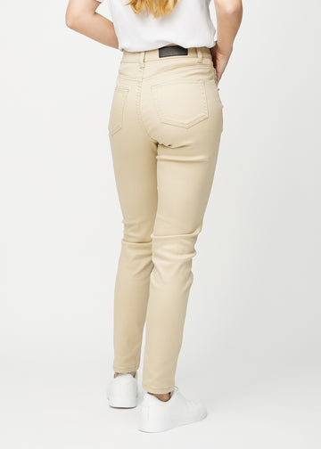 Slim-Jeans für Damen in Beige, Farbe Gazelles. Rückansicht an einem Model, die gesamte Passform ist zu sehen.