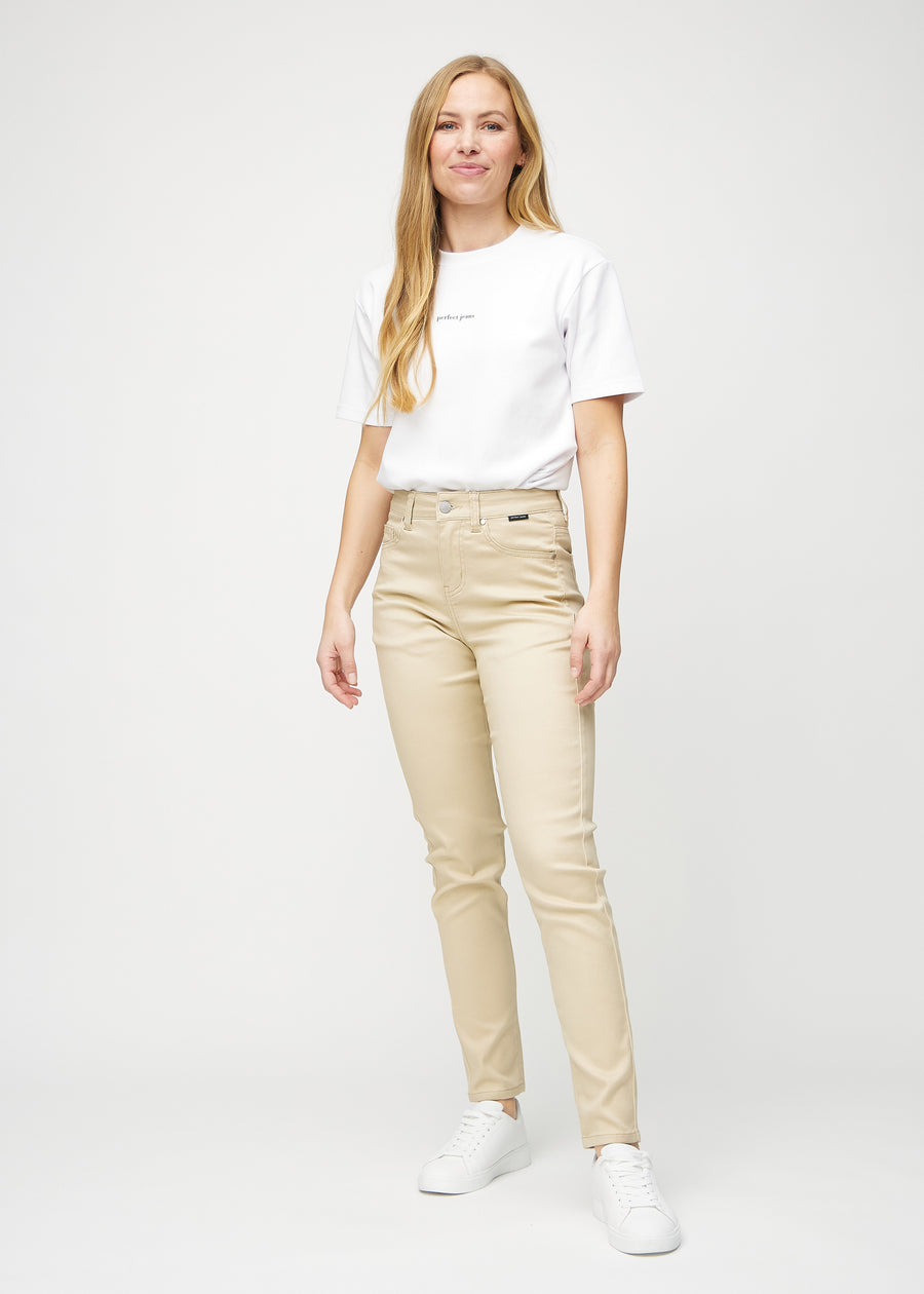 Slim-Jeans für Damen in Beige, Farbe Gazelles. Ganzkörperansicht eines Models in den Jeans.