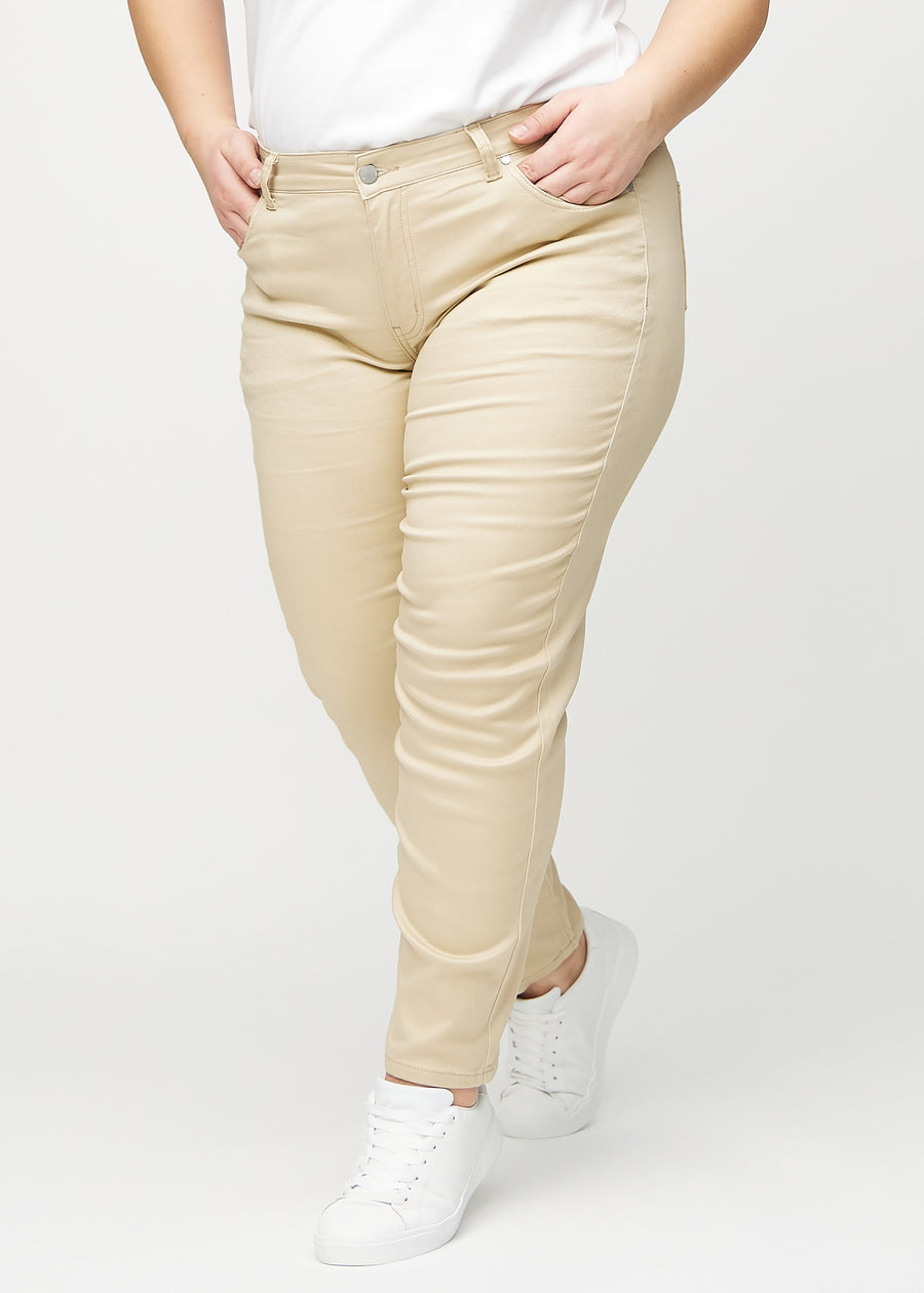 Slim-Jeans für Damen in Beige, Farbe Gazelles. Vorderansicht an einem Plus-Size-Model, körpernah geschnitten mit etwas mehr Platz am Knöchel.