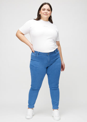 Slim-Jeans für Damen in Blau, Farbe Geraniums. Ganzkörperansicht eines Plus-Size-Models in den Jeans.