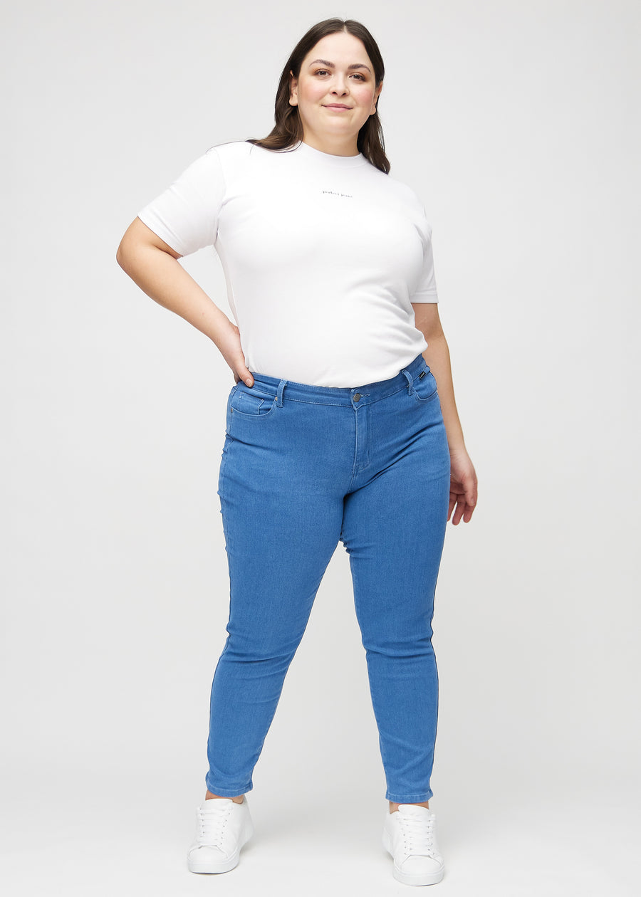 Slim-Jeans für Damen in Blau, Farbe Geraniums. Ganzkörperansicht eines Plus-Size-Models in den Jeans.