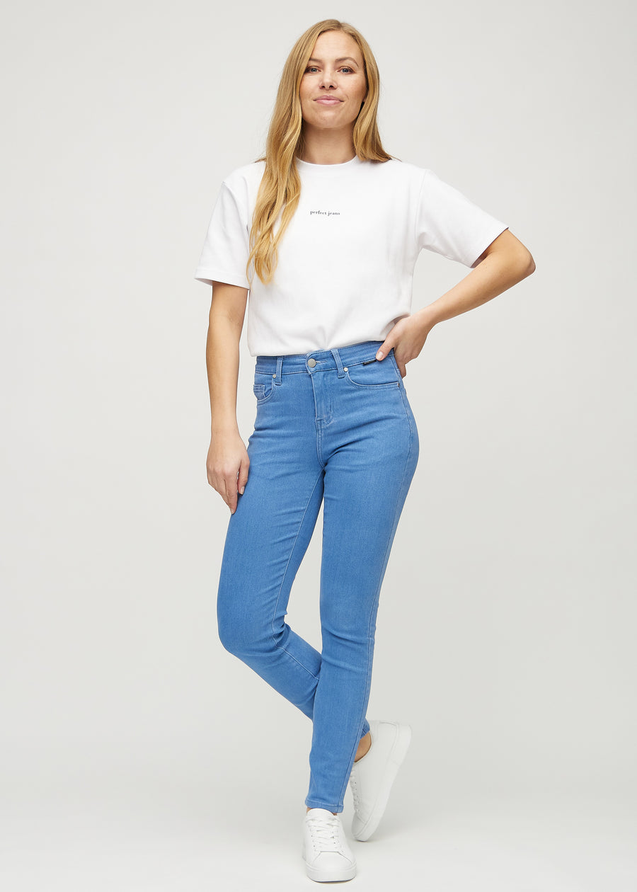 Slim-Jeans für Damen in Blau, Farbe Geraniums. Ganzkörperansicht eines Models in den Jeans.