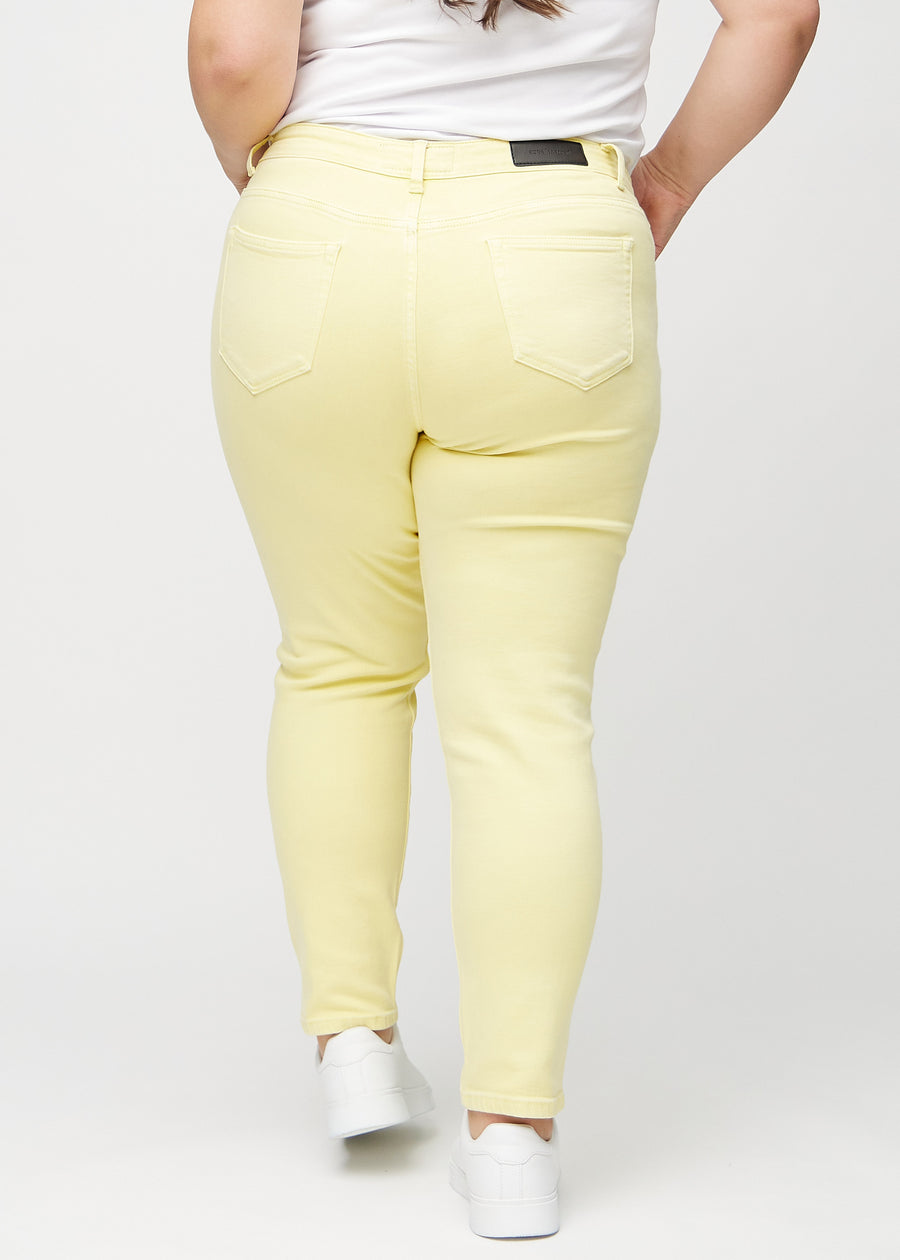 Slim-Jeans für Damen in Hellgelb, Farbe Lemonades. Rückansicht an einem Plus-Size-Model, die gesamte Passform ist zu sehen.