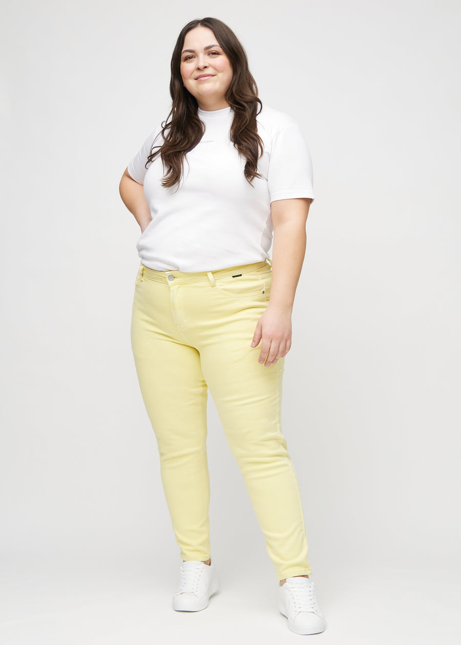 Slim-Jeans für Damen in Hellgelb, Farbe Lemonades. Ganzkörperansicht eines Plus-Size-Models in den Jeans.