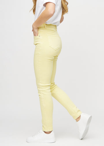 Slim-Jeans für Damen in Hellgelb, Farbe Lemonades. Seitenansicht an einem Model.