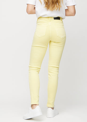 Slim-Jeans für Damen in Hellgelb, Farbe Lemonades. Rückansicht an einem Model, die gesamte Passform ist zu sehen.