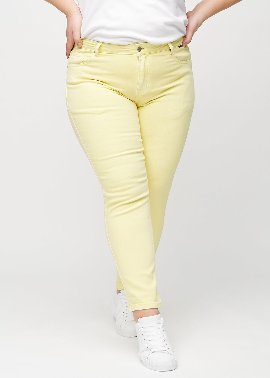 Slim-Jeans für Damen in Hellgelb, Farbe Lemonades. Vorderansicht an einem Plus-Size-Model, körpernah geschnitten mit etwas mehr Platz am Knöchel.