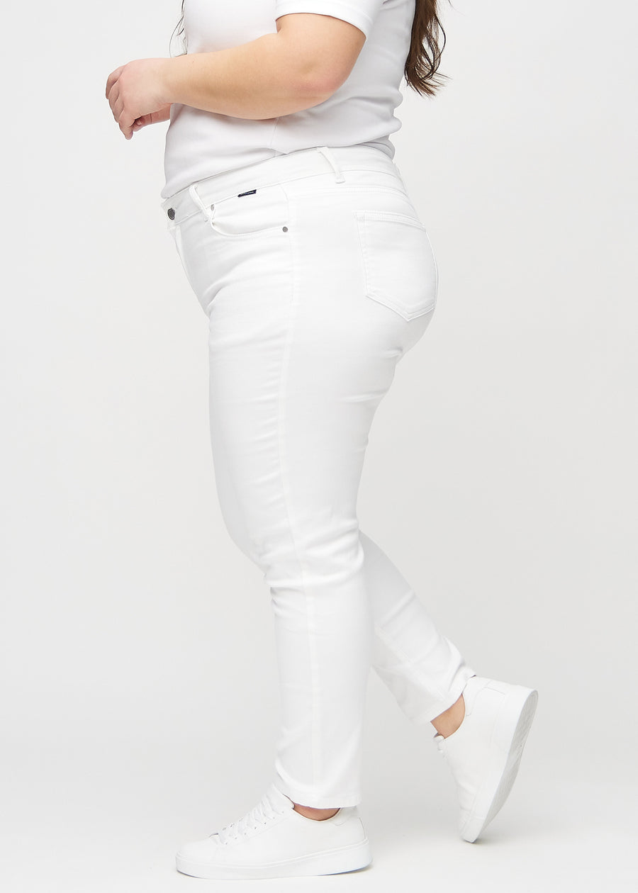 Slim-Jeans für Damen in Weiß, Farbe Marguerites. Seitenansicht an einem Plus-Size-Model.