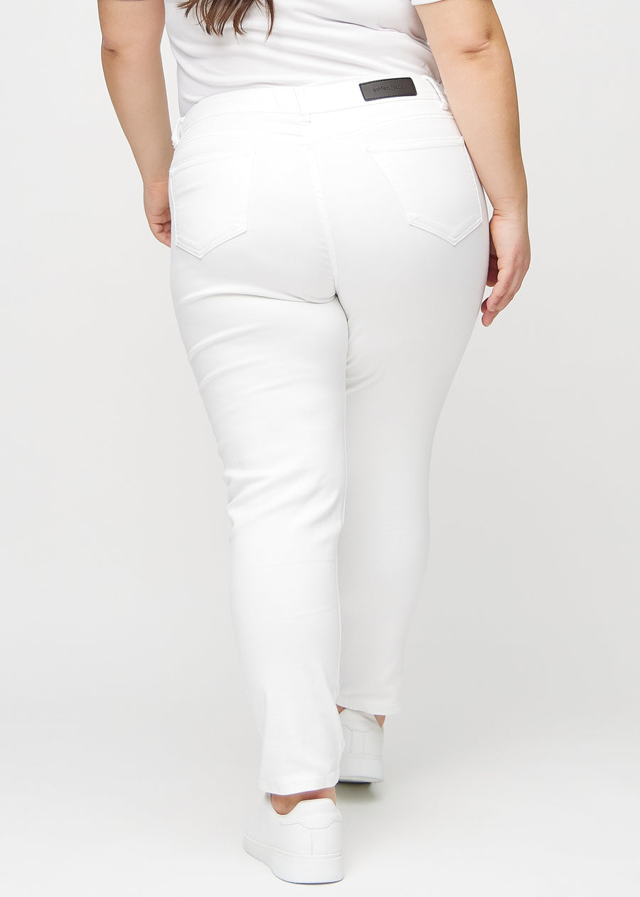 Slim-Jeans für Damen in Weiß, Farbe Marguerites. Rückansicht an einem Plus-Size-Model, die gesamte Passform ist zu sehen.