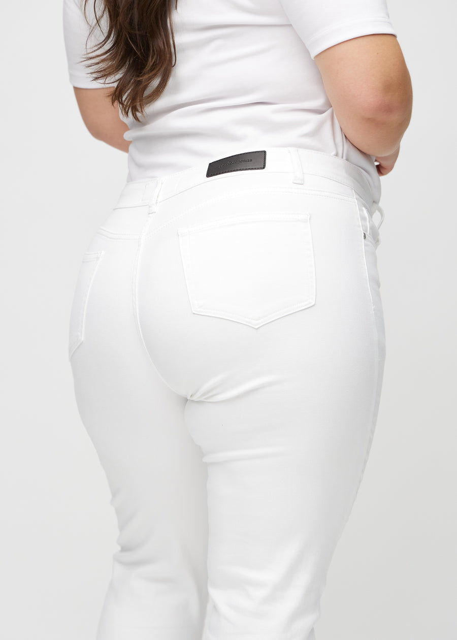 Slim-Jeans für Damen in Weiß, Farbe Marguerites. Nahaufnahme der Rückseite an einem Plus-Size-Model, die Details sind gut erkennbar.
