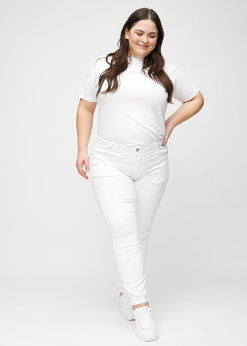 Slim-Jeans für Damen in Weiß, Farbe Marguerites. Ganzkörperansicht eines Plus-Size-Models in den Jeans.