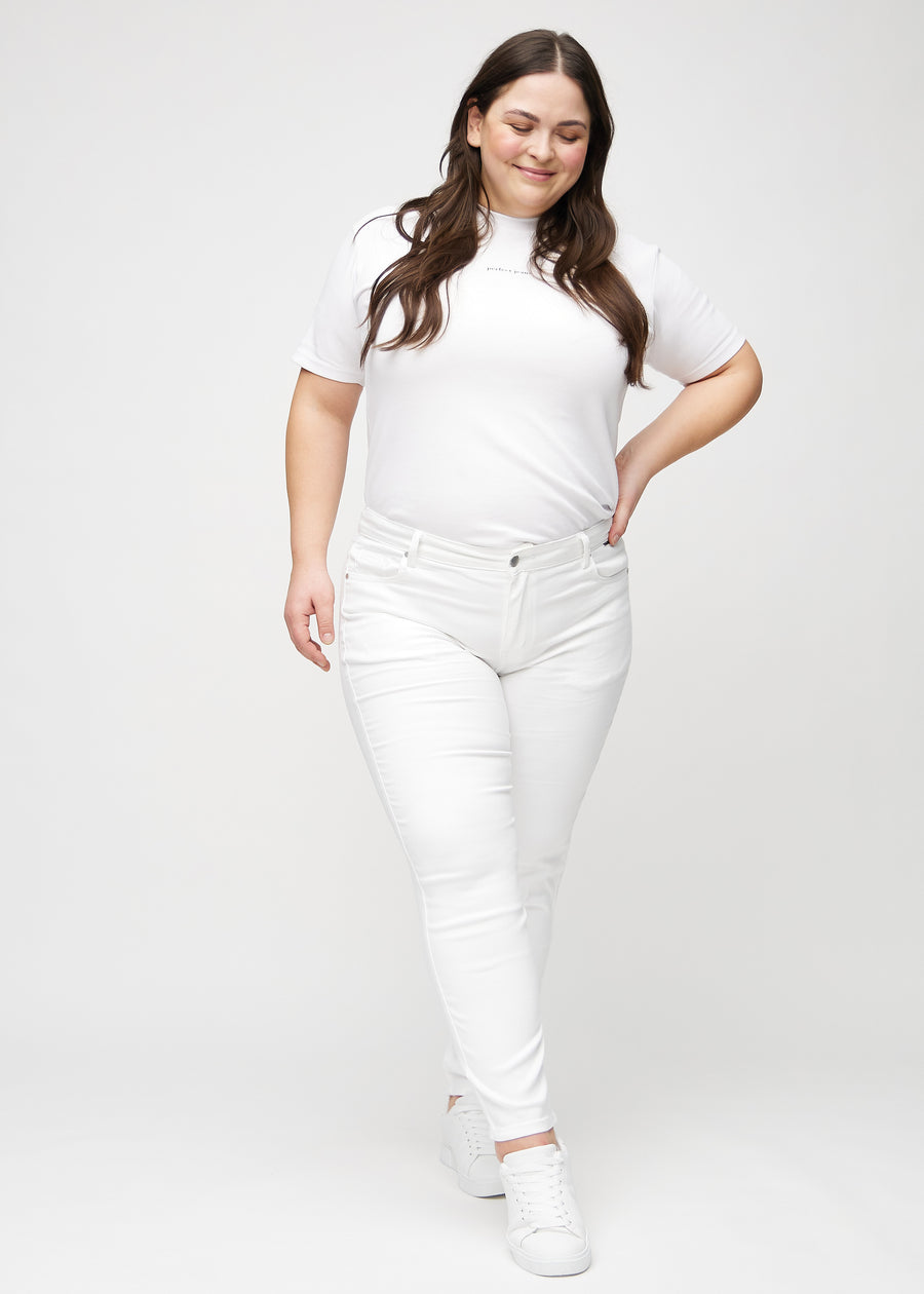Slim-Jeans für Damen in Weiß, Farbe Marguerites. Ganzkörperansicht eines Plus-Size-Models in den Jeans.