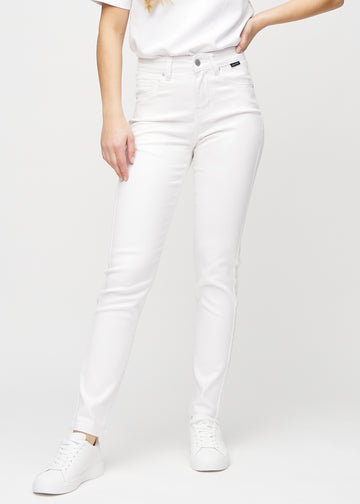 Slim-Jeans für Damen in Weiß, Farbe Marguerites. Vorderansicht an einem Model, körpernah geschnitten mit etwas mehr Platz am Knöchel.