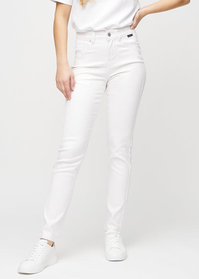Weiße slim jeans, Modellname Marguerites, die eng am Bein sitzen, aber am Knöchel etwas lockerer sind, von vorne gesehen.