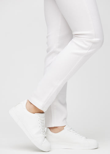 Slim-Jeans für Damen in Weiß, Farbe Marguerites. Nahaufnahme an den Knöcheln eines Models, um die Passform am Beinabschluss zu zeigen.