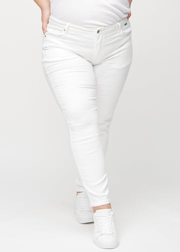 Slim-Jeans für Damen in Weiß, Farbe Marguerites. Vorderansicht an einem Plus-Size-Model, körpernah geschnitten mit etwas mehr Platz am Knöchel.