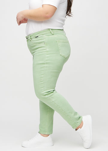 Hellgrüne slim jeans von der Seite an einem Plus-Size-Model gesehen.