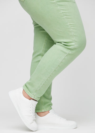 Die Knöchel eines Plus-Size-Models, damit man sehen kann, wie eng die Jeans sitzen.