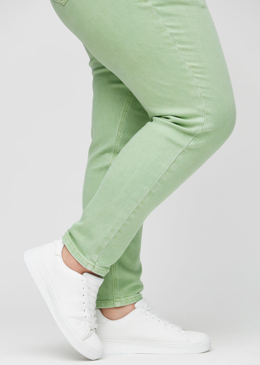 Die Knöchel eines Plus-Size-Models, damit man sehen kann, wie eng die Jeans sitzen.