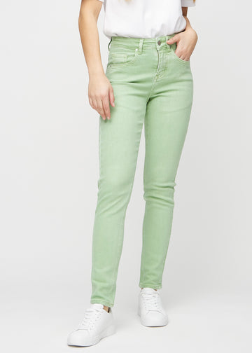 Hellgrüne slim jeans, Modellname Mints, die eng am Bein anliegen, jedoch am Knöchel etwas lockerer sind, von vorne gesehen.