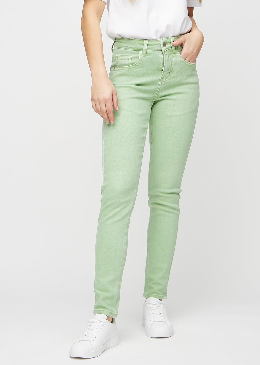Hellgrüne slim jeans, Modellname Mints, die eng am Bein anliegen, jedoch am Knöchel etwas lockerer sind, von vorne gesehen.