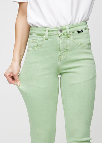 Das Model dehnt die Jeans am Oberschenkel, um den Stretch zu zeigen.