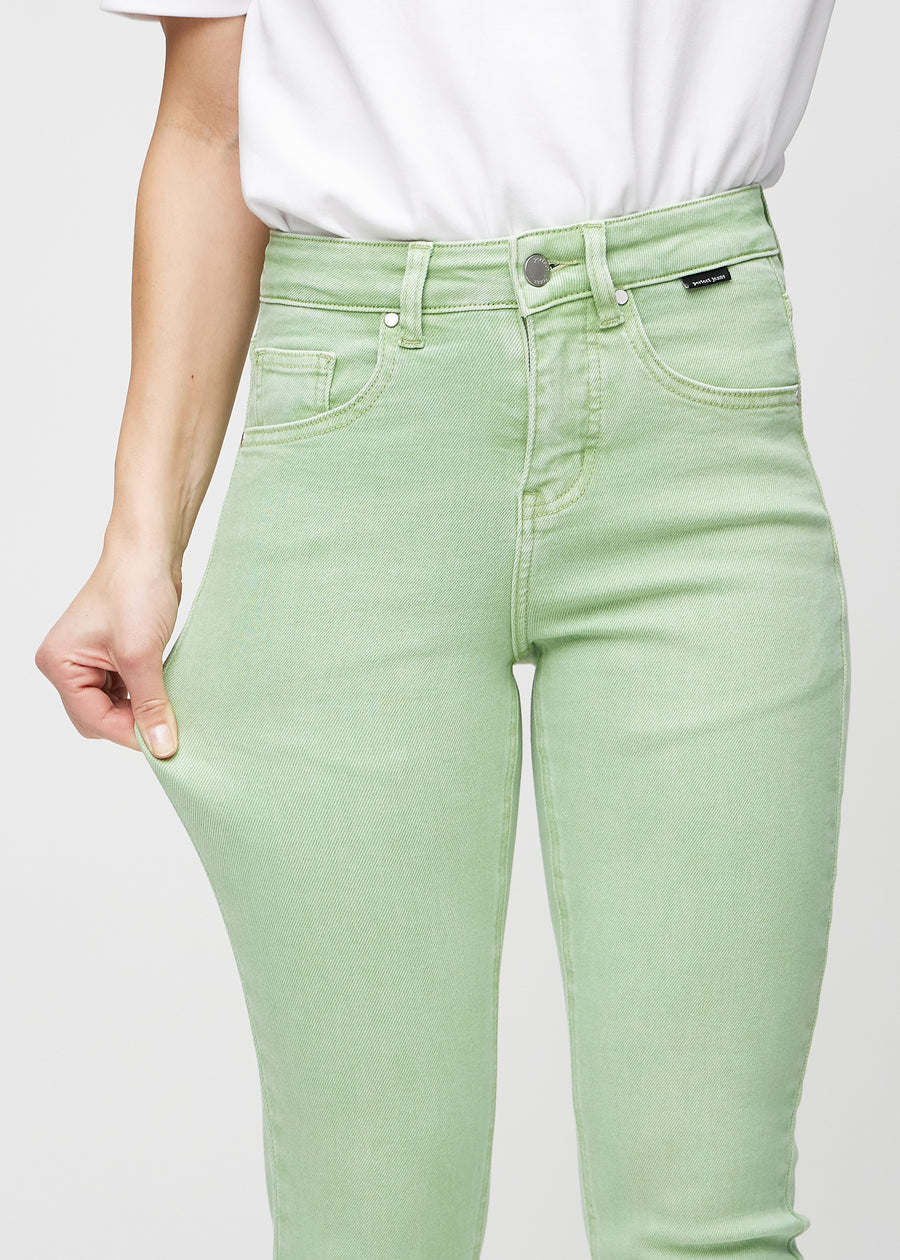Das Model dehnt die Jeans am Oberschenkel, um den Stretch zu zeigen.