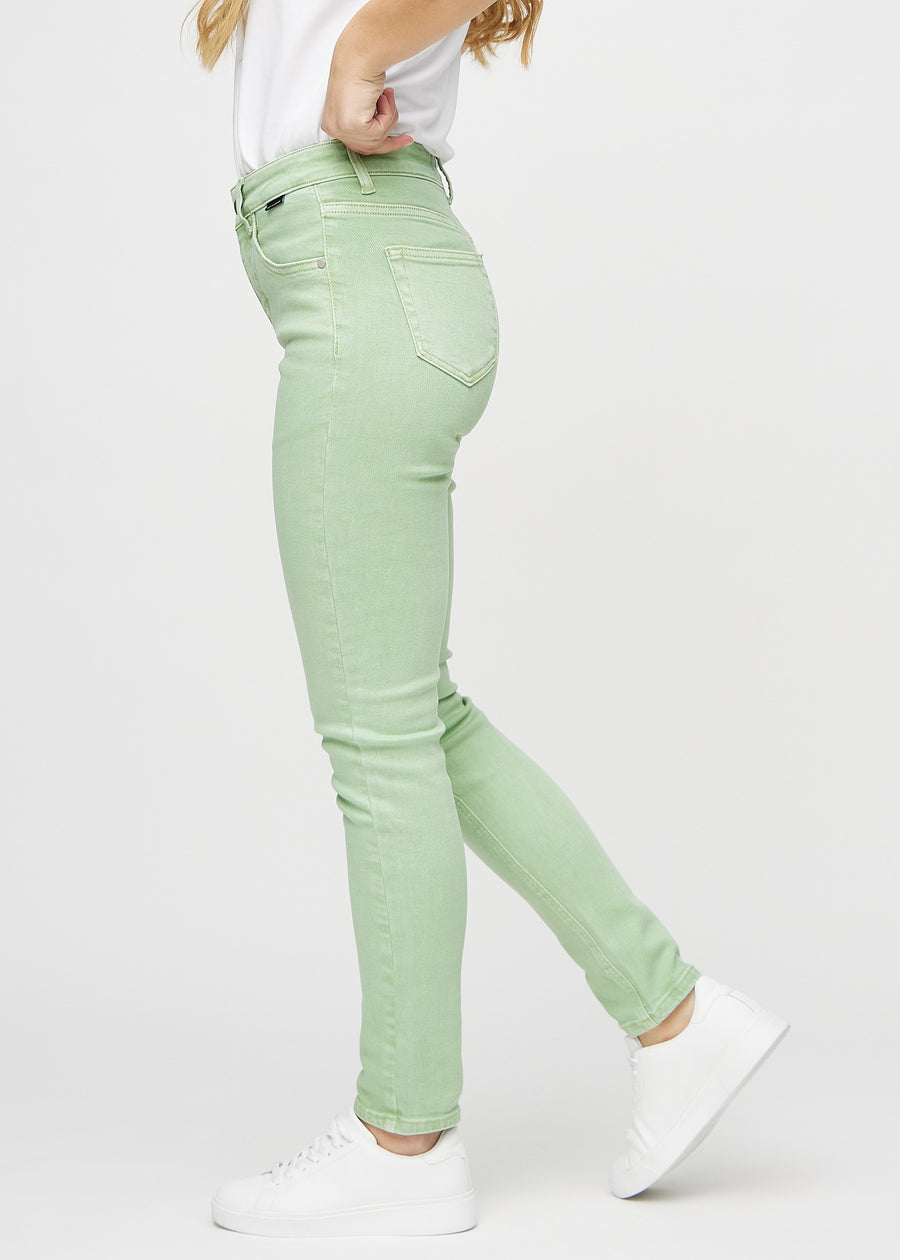 Hellgrüne slim jeans von der Seite am Model gesehen.