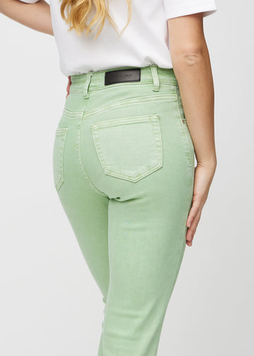 Hellgrüne slim jeans von hinten aus der Nähe gesehen, um Details zu zeigen.