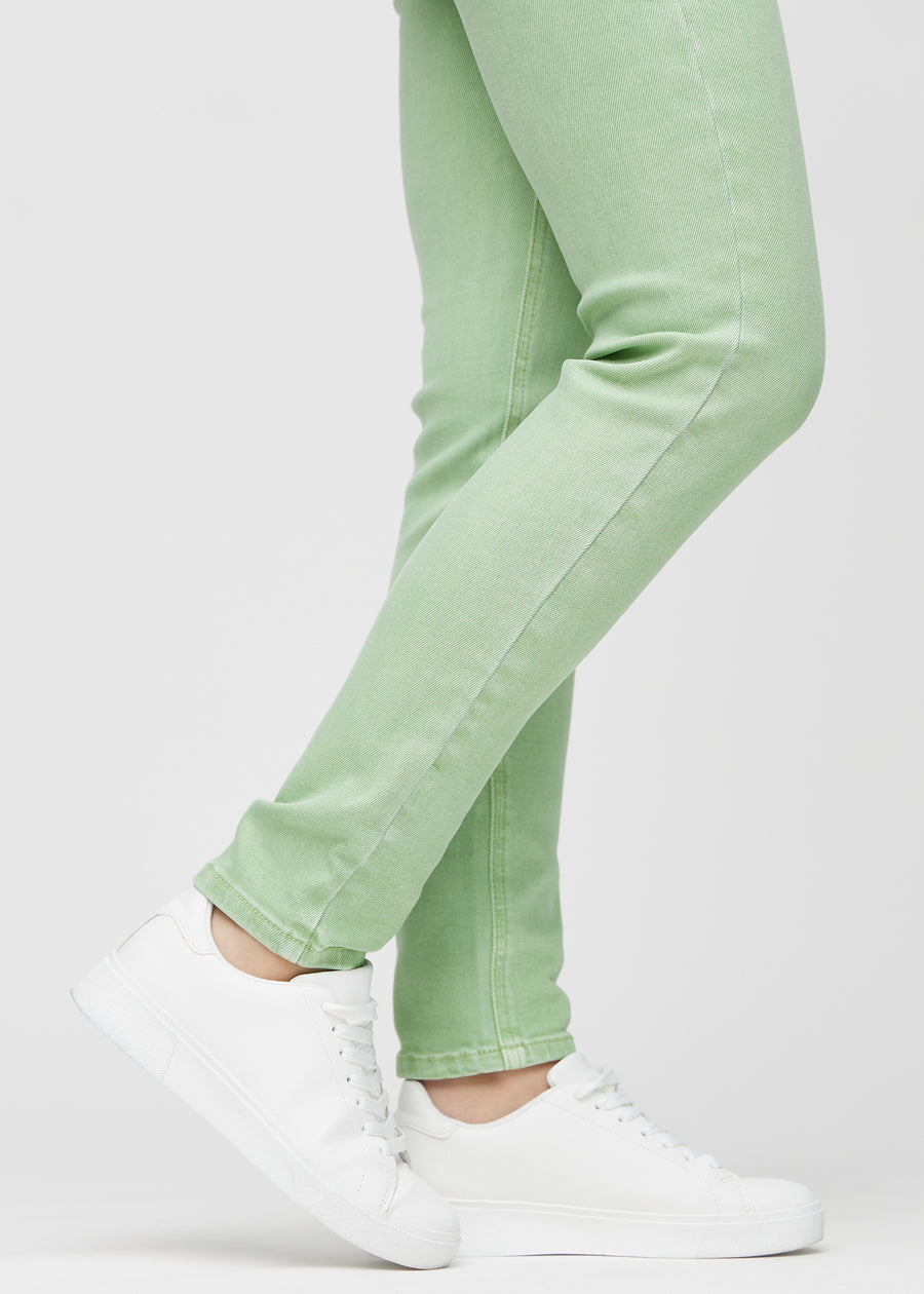 Die Knöchel eines Models, damit man sehen kann, wie eng die Jeans sitzen.