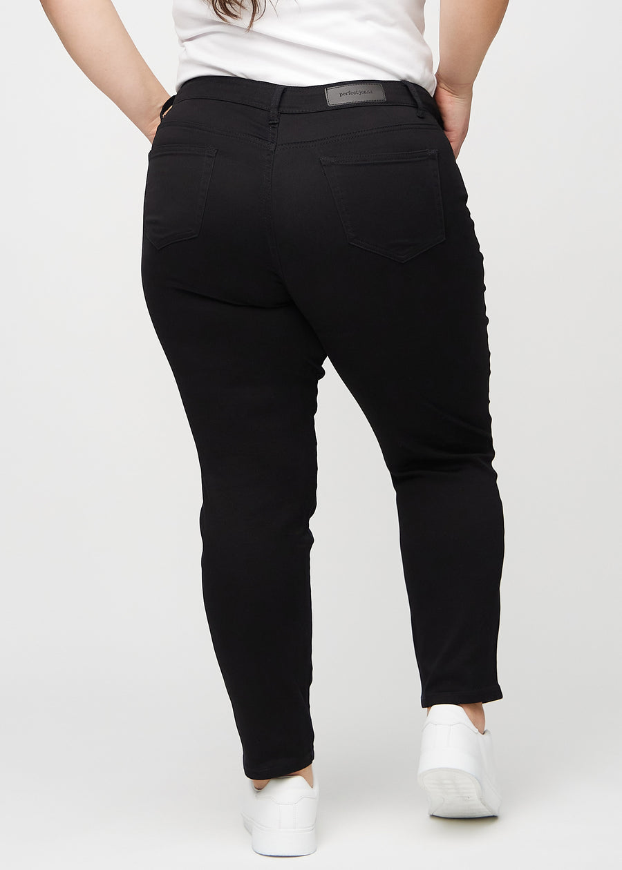 Slim-Jeans für Damen in Schwarz, Farbe Ravens. Rückansicht an einem Plus-Size-Model, die gesamte Passform ist zu sehen.