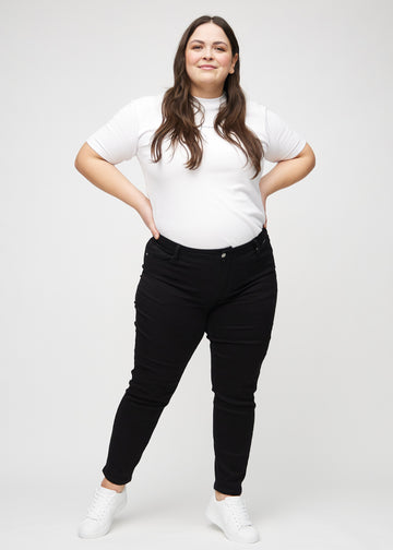 Slim-Jeans für Damen in Schwarz, Farbe Ravens. Ganzkörperansicht eines Plus-Size-Models in den Jeans.