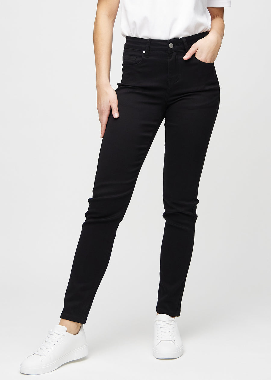 Slim-Jeans für Damen in Schwarz, Farbe Ravens. Vorderansicht an einem Model, körpernah geschnitten mit etwas mehr Platz am Knöchel.