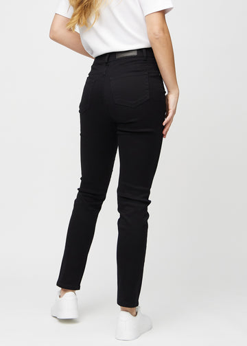 Slim-Jeans für Damen in Schwarz, Farbe Ravens. Rückansicht an einem Model, die gesamte Passform ist zu sehen.