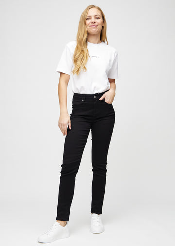 Slim-Jeans für Damen in Schwarz, Farbe Ravens. Ganzkörperansicht eines Models in den Jeans.