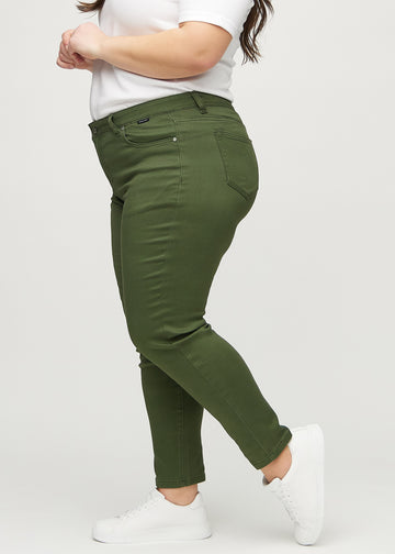 Slim-Jeans für Damen in Dunkelgrün, Farbe Renewals. Seitenansicht an einem Plus-Size-Model.