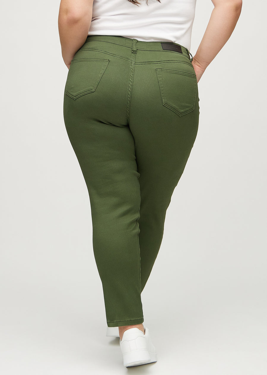 Slim-Jeans für Damen in Dunkelgrün, Farbe Renewals. Rückansicht an einem Plus-Size-Model, die gesamte Passform ist zu sehen.