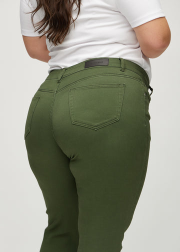 Slim-Jeans für Damen in Dunkelgrün, Farbe Renewals. Nahaufnahme der Rückseite an einem Plus-Size-Model, die Details sind gut erkennbar.