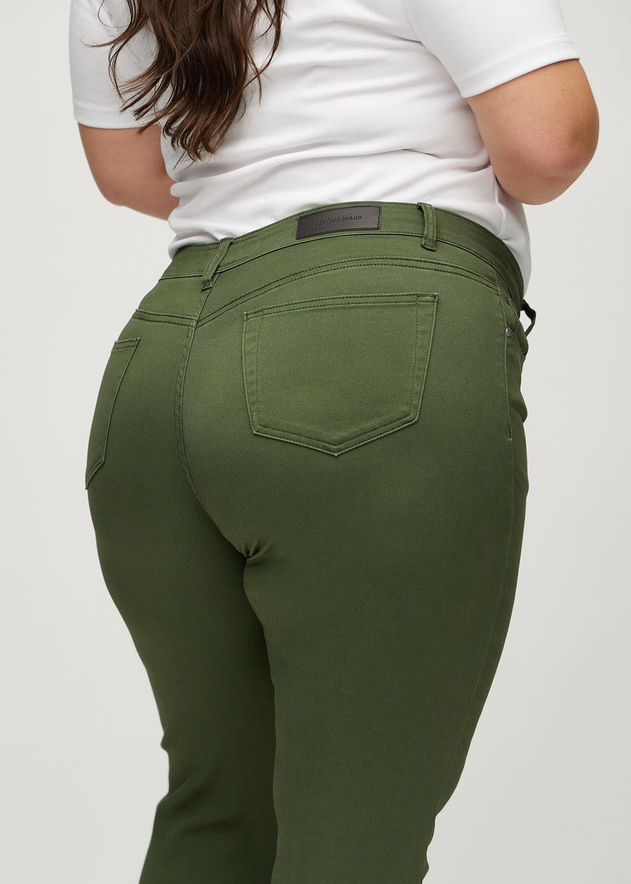 Slim-Jeans für Damen in Dunkelgrün, Farbe Renewals. Nahaufnahme der Rückseite an einem Plus-Size-Model, die Details sind gut erkennbar.