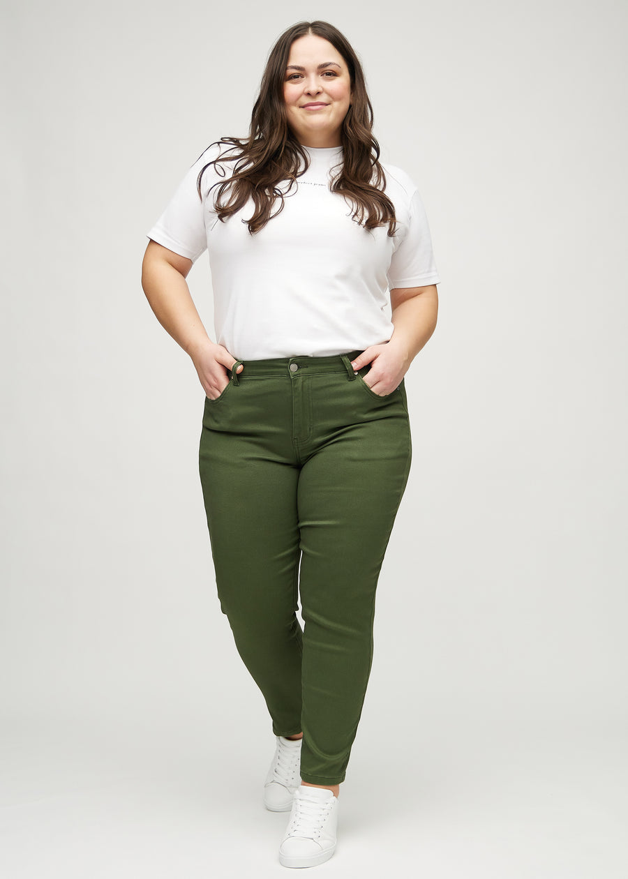Slim-Jeans für Damen in Dunkelgrün, Farbe Renewals. Ganzkörperansicht eines Plus-Size-Models in den Jeans.