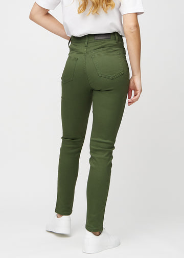 Slim-Jeans für Damen in Dunkelgrün, Farbe Renewals. Rückansicht an einem Model, die gesamte Passform ist zu sehen.