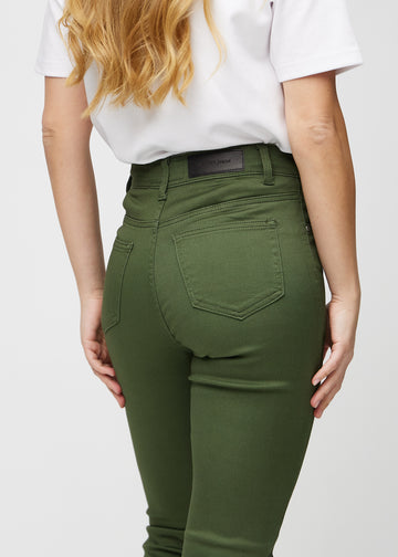 Slim-Jeans für Damen in Dunkelgrün, Farbe Renewals. Nahaufnahme der Rückseite an einem Model, die Details sind gut erkennbar.