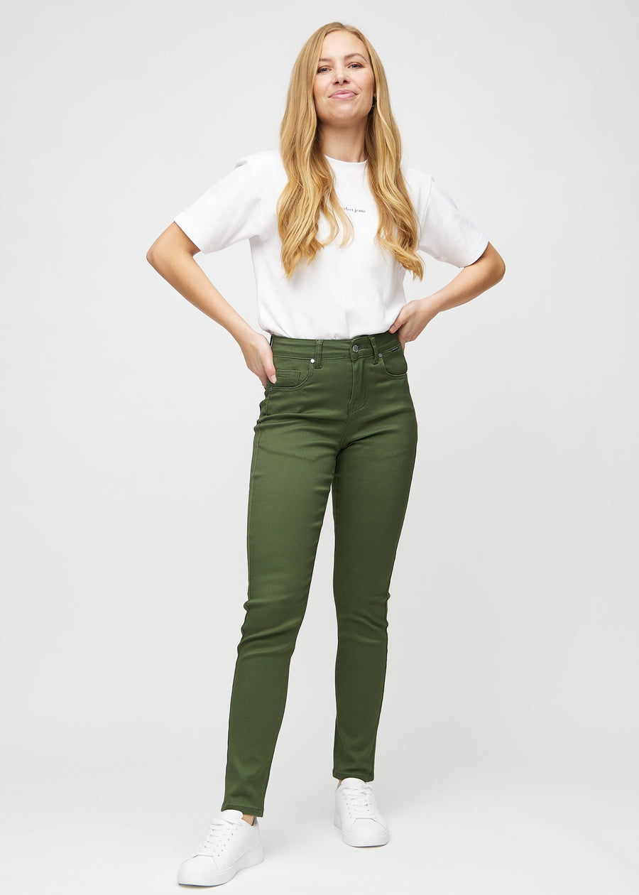 Slim-Jeans für Damen in Dunkelgrün, Farbe Renewals. Ganzkörperansicht eines Models in den Jeans.